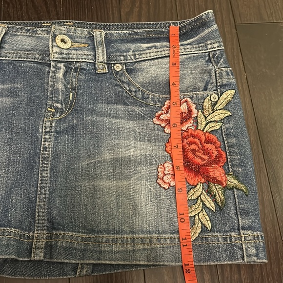 Guess mini Jean skirt with floral embellishments. Ladies size US28 - Picture 5 of 9